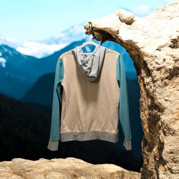 Patagonia Women’s Two-Tone Gray and Teal Zip Up Hoodie - Picture 5 of 6